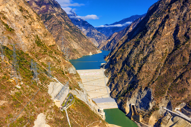 圖為大渡河猴子巖水電站壩上風(fēng)光