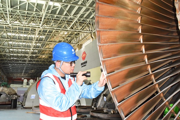 02 圖為機(jī)組檢修現(xiàn)場檢修人員認(rèn)真檢查汽輪機(jī)葉片_副本