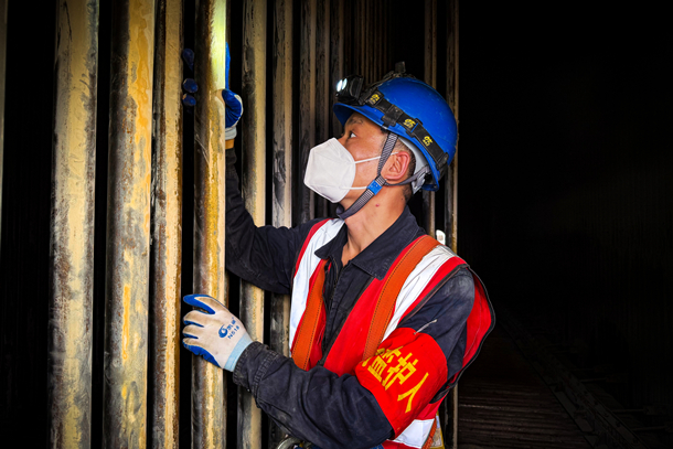 03 圖為黨員檢查鍋爐爐膛_副本