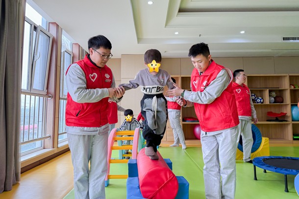 08 圖為志愿者幫助特殊兒童感統(tǒng)訓(xùn)練_副本_副本