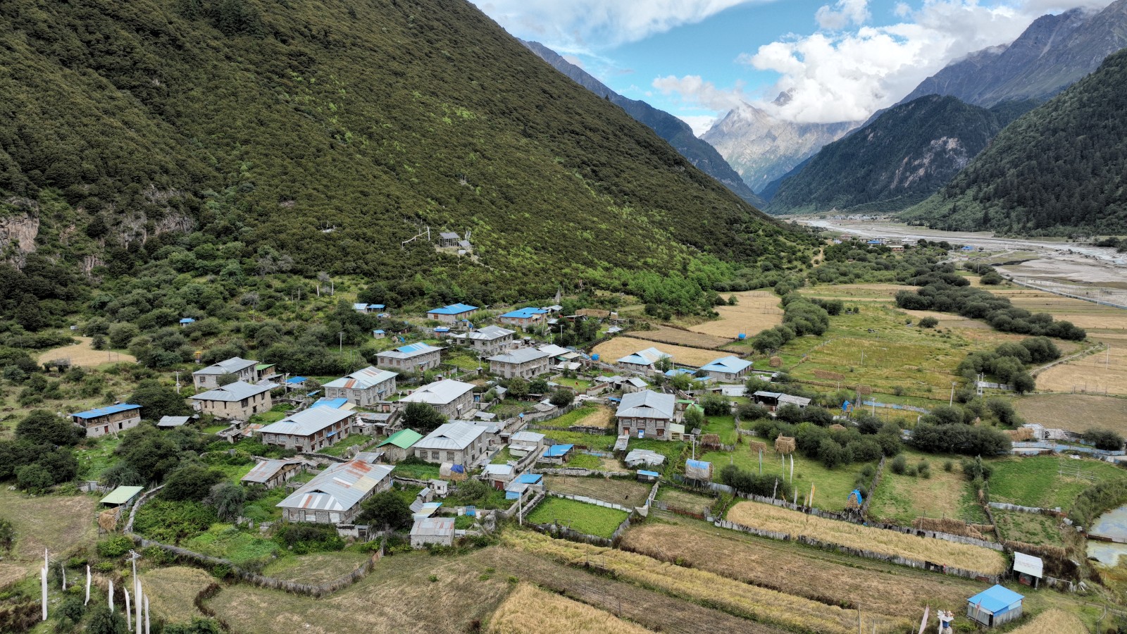 圖為西藏嘉黎縣依嘎村全貌