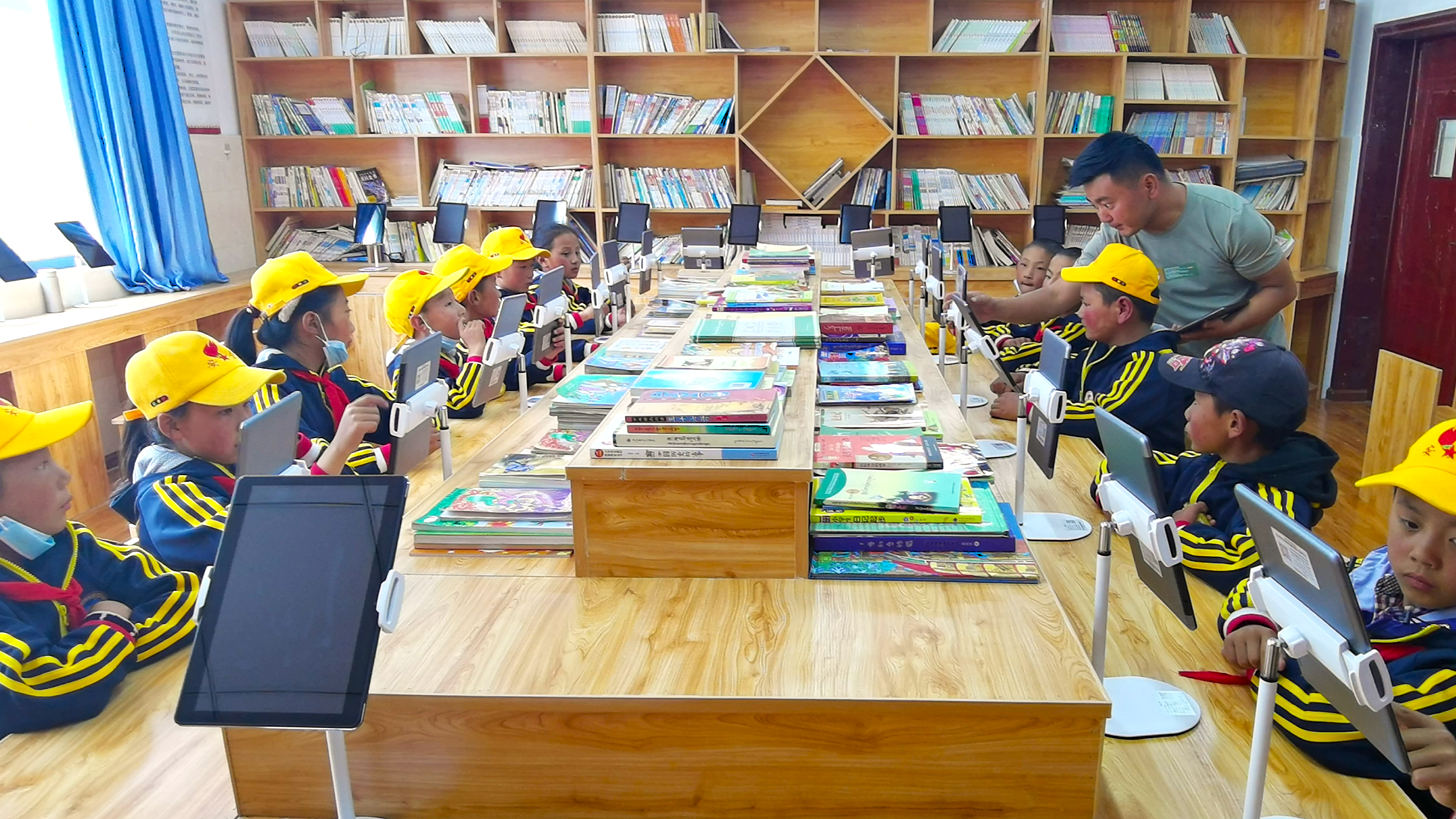 圖為國(guó)家能源集團(tuán)援建的尼屋鄉(xiāng)中心小學(xué)電子圖書(shū)室