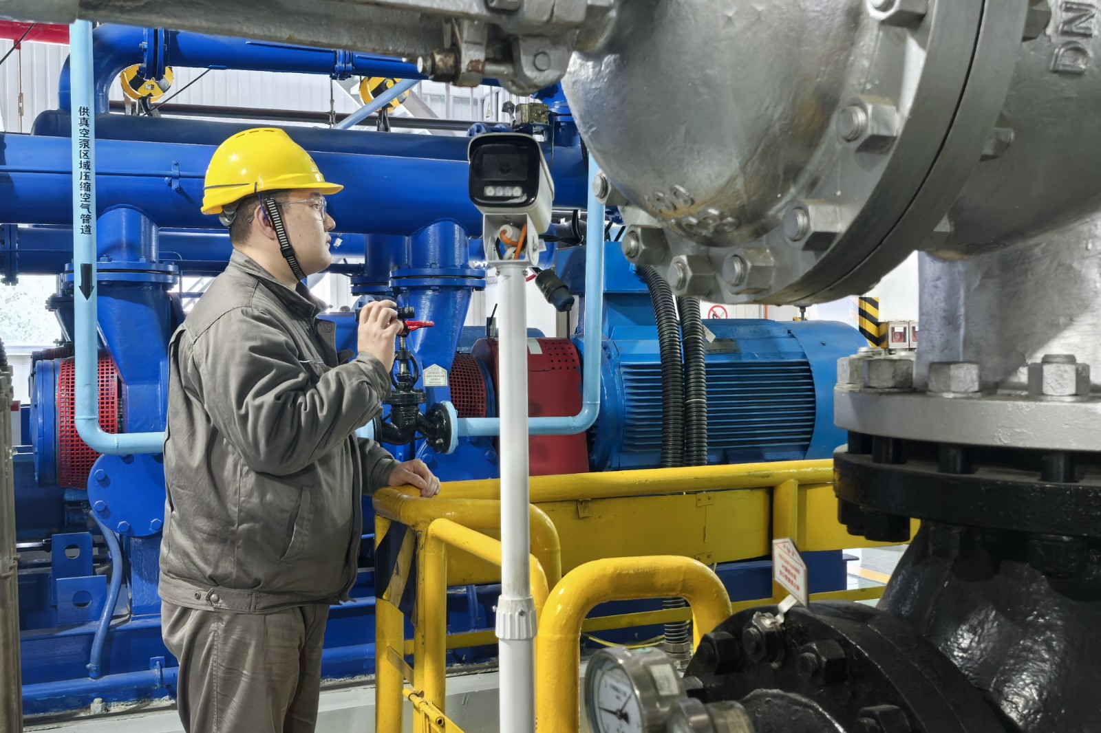 圖為趙松濤檢查凝結(jié)水泵情況