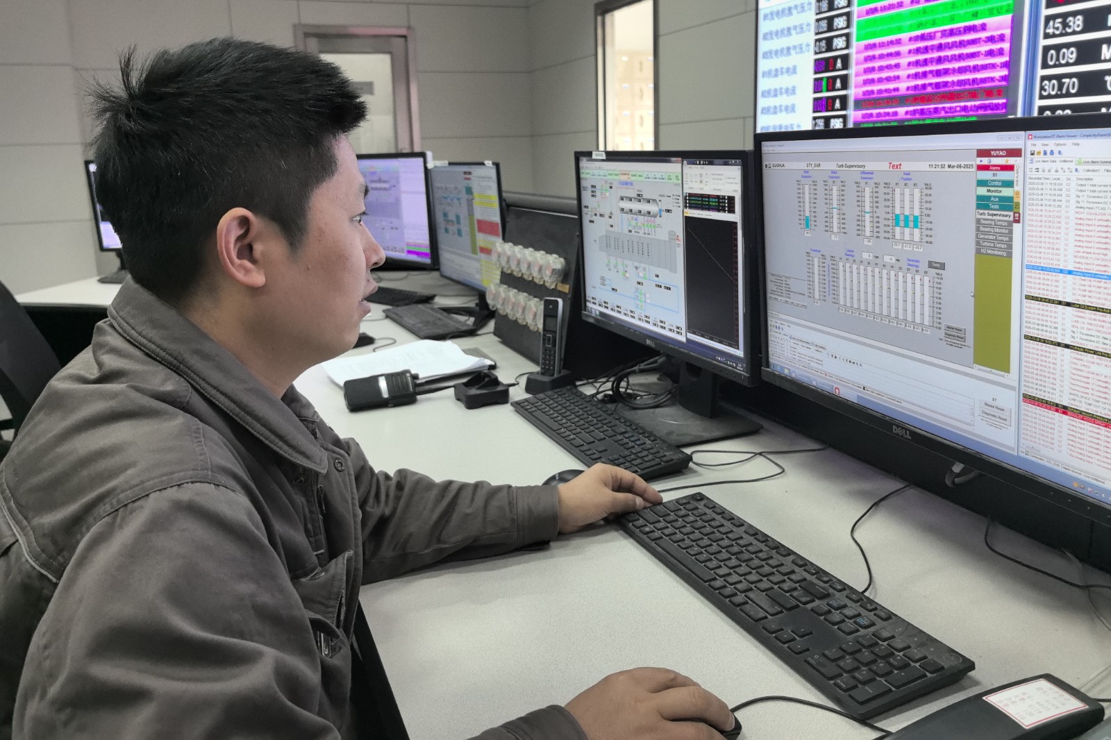 圖為盤前人員檢查汽機(jī)軸振數(shù)據(jù)