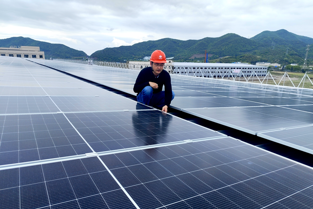 圖為項(xiàng)目負(fù)責(zé)人現(xiàn)場(chǎng)查驗(yàn)施工質(zhì)量