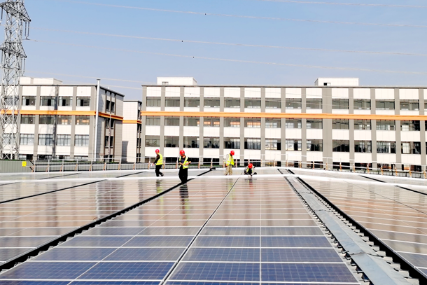 圖為江山智廷屋頂光伏發(fā)電項(xiàng)目施工現(xiàn)場(chǎng)