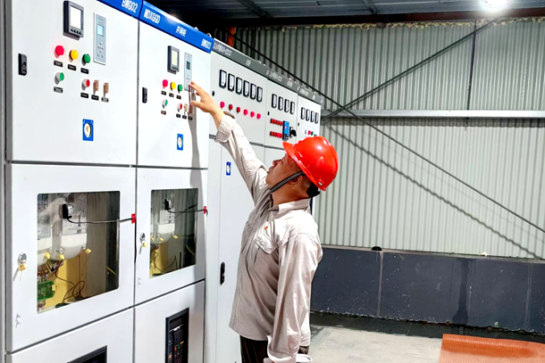 圖為楊增磊在配電房檢查