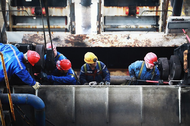 圖為運維人員正在拆卸舊激振器