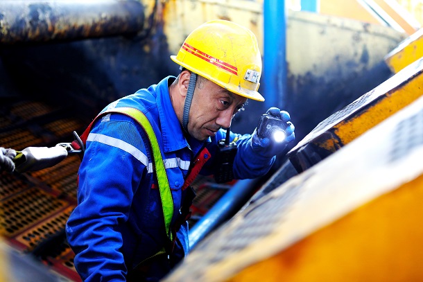 圖為運維人員正在檢查振動篩激振器