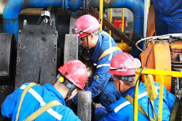 圖為運維人員正在調(diào)整激振器配重塊