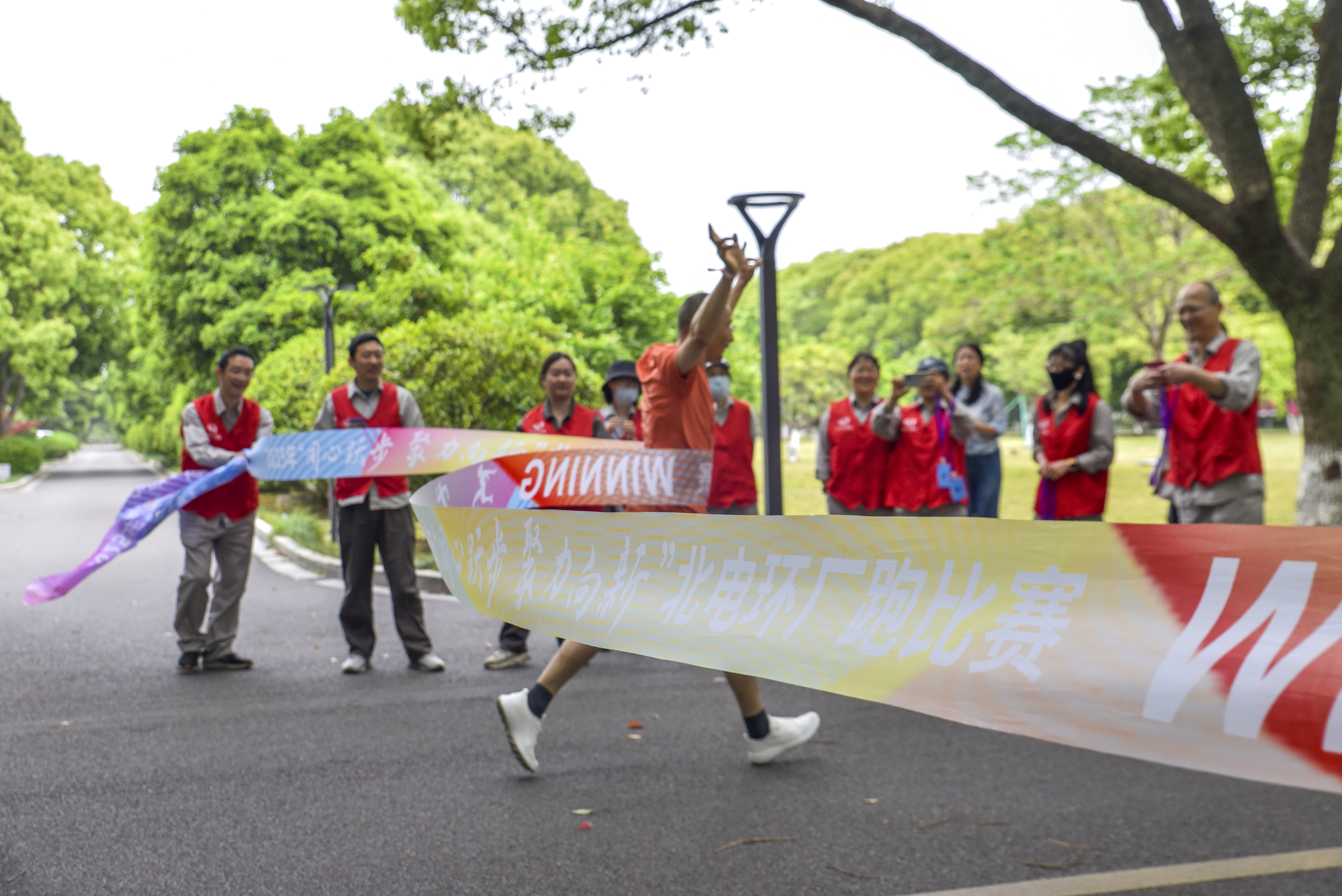 圖為運動員沖線